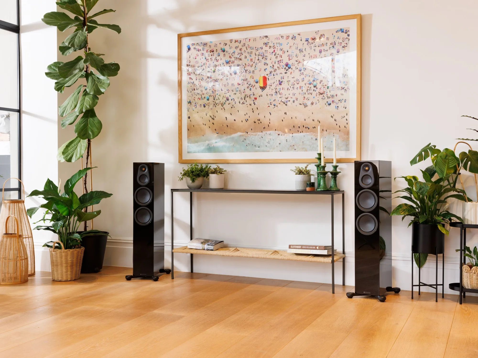 Par de bafles de piso Monitor Audio Silver 300 8G en un living