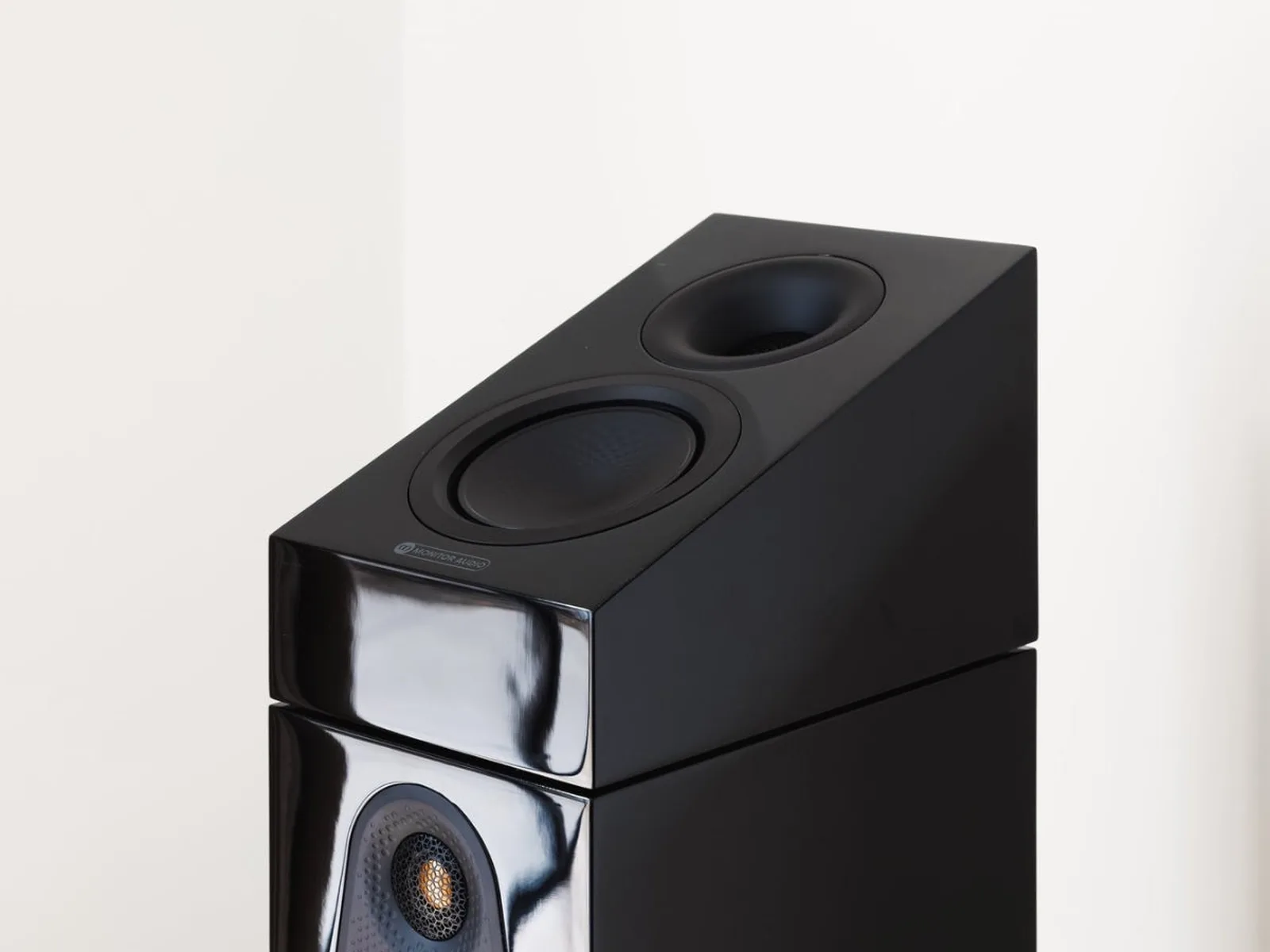 Módulo Dolby Atmos Monitor Audio Silver AMS 8G sobre un bafle de piso