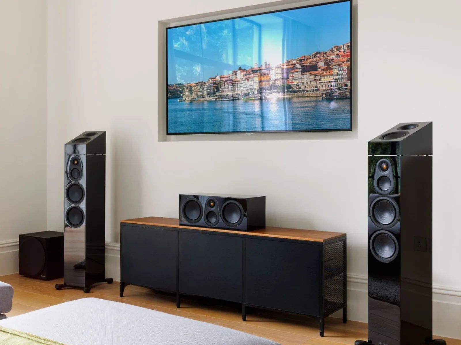 Monitor Audio Silver AMS 8G sobre bafles de piso en un sistema Dolby Atmos