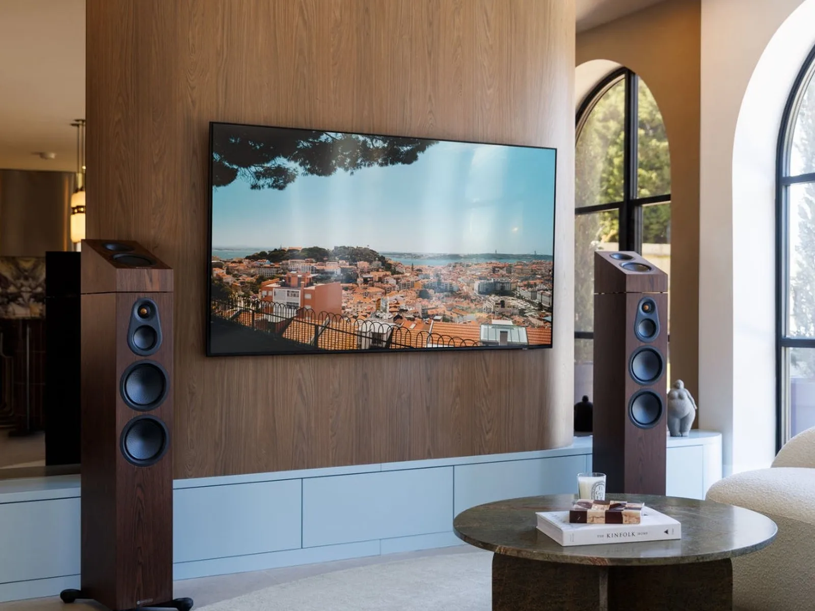 Sala de cine en casa con Monitor Audio Silver AMS 8G y bafles de piso Silver Series 8G
