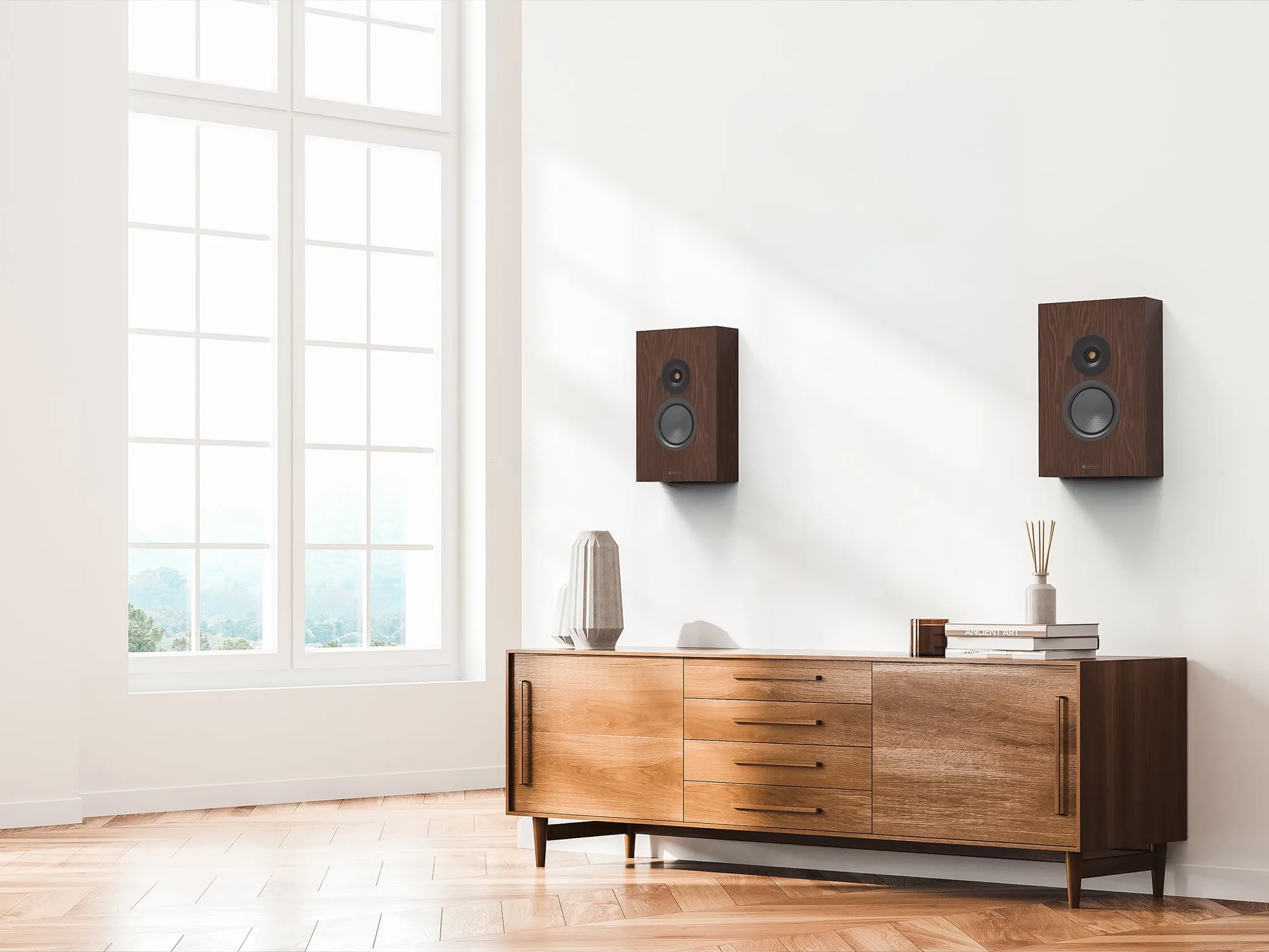 Par de bafles de pared Monitor Audio Silver On-Wall 8G sobre un mueble en un living