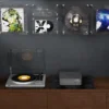 WiiM Amp Pro con giradiscos y bafles de estante en un living