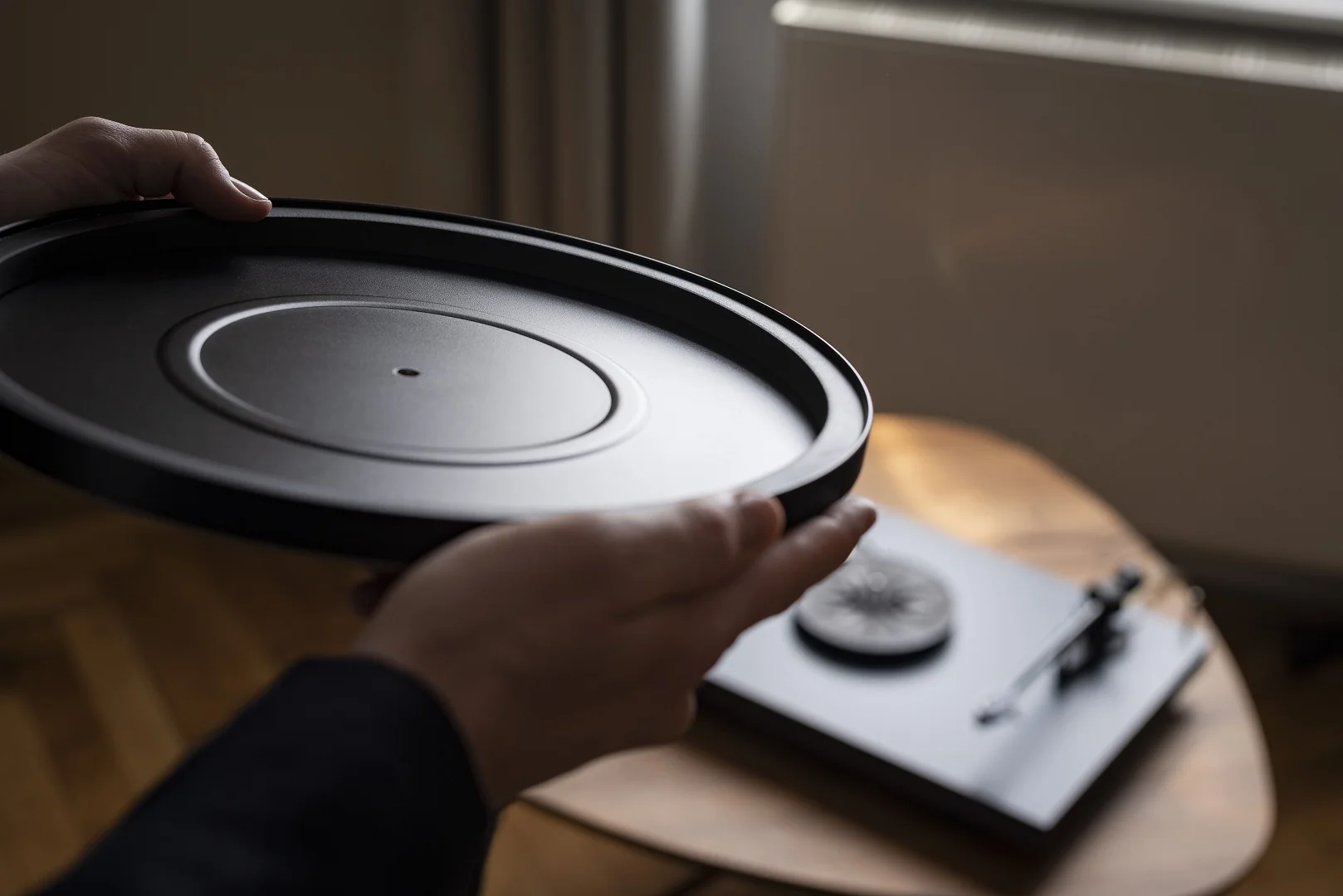 Pro-Ject Debut Carbon EVO: colocación del plato de acero sobre la bandeja en un living