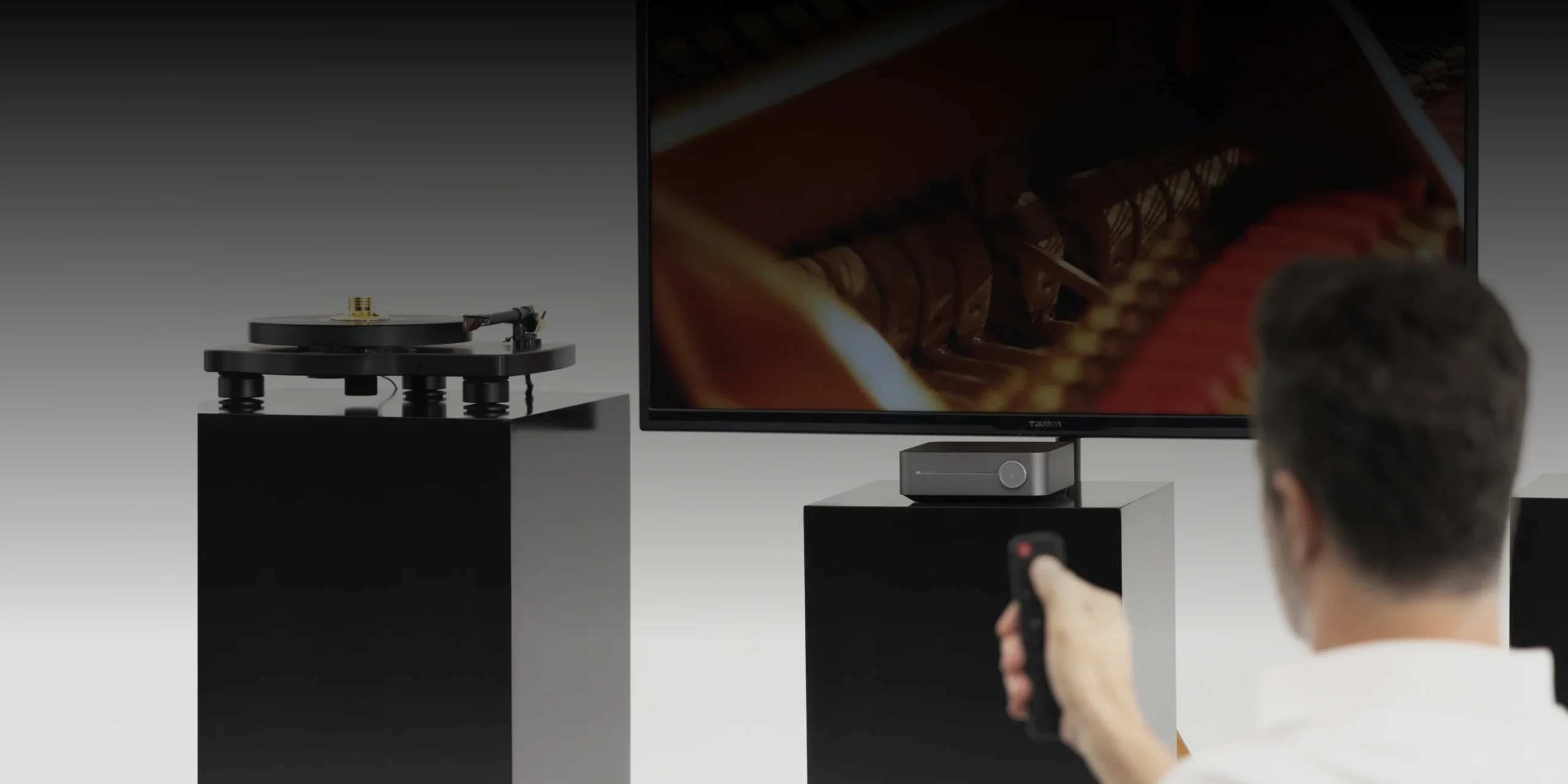 WiiM Amp Pro conectado al televisor por HDMI ARC junto a un giradiscos
