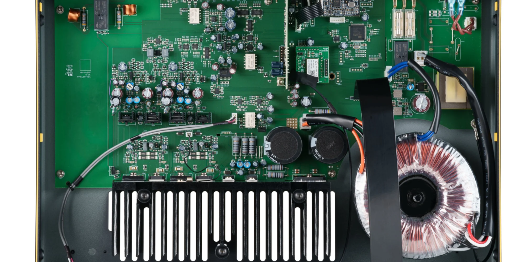 Interior del Arcam A15+ con transformador toroidal y etapa de potencia clase AB