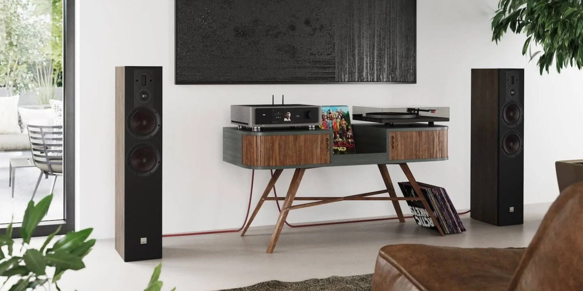 Par de bafles de piso DALI Opticon 6 MK2 en un living con equipo de audio y bandeja giradiscos