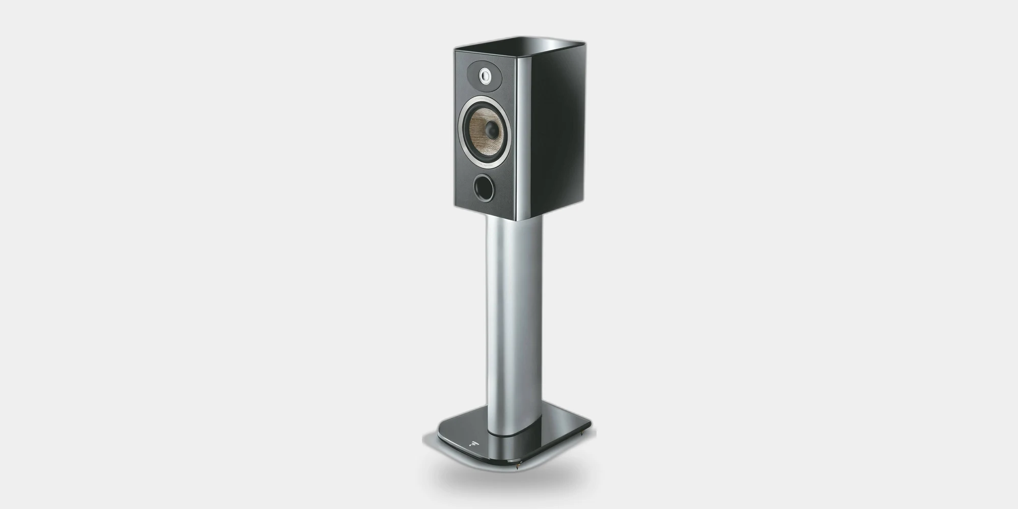 Bafle Focal Aria Evo X N1 atornillado al stand Focal Aria S900