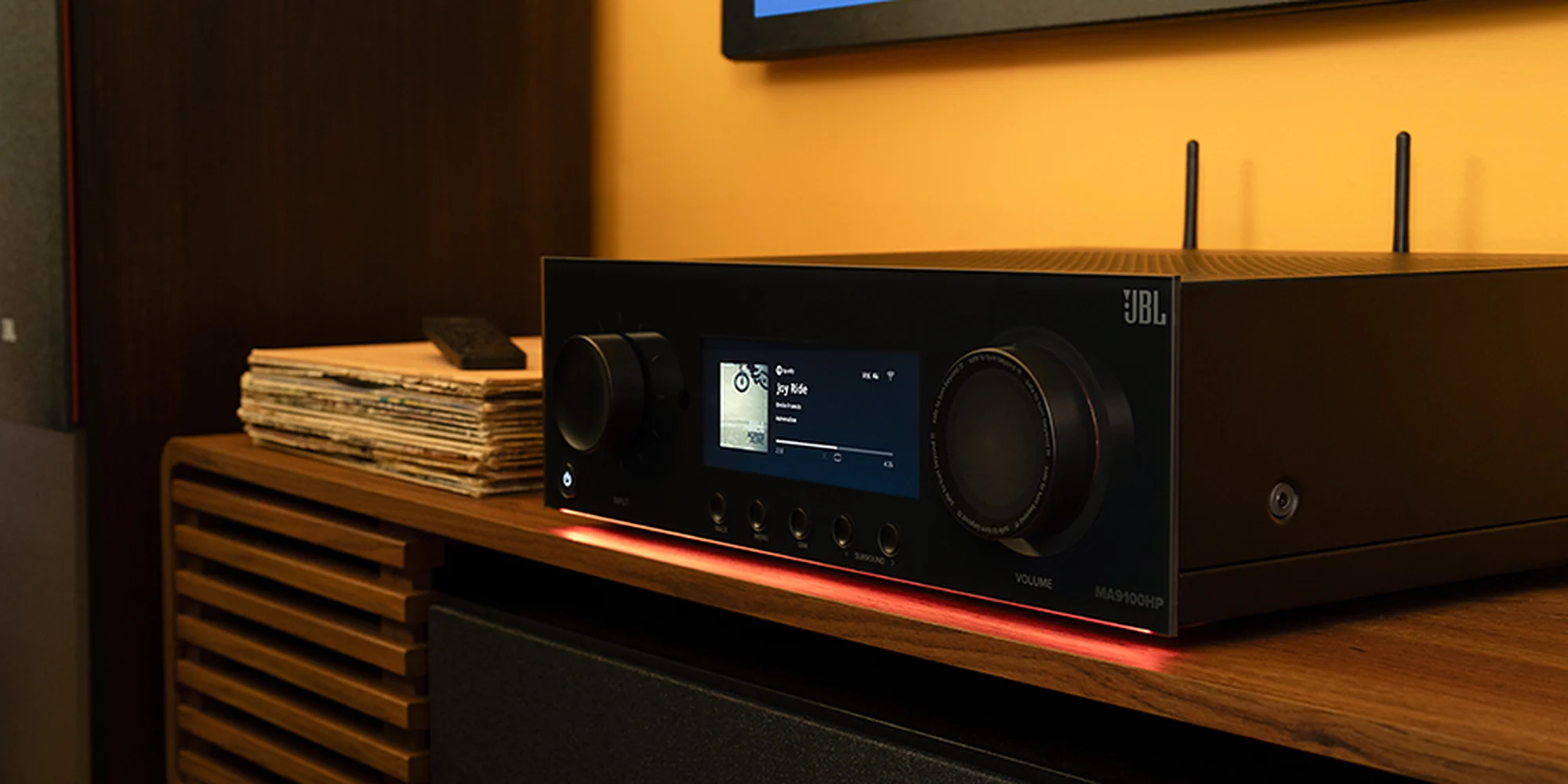 Receiver de cine en casa JBL MA9100HP sobre un mueble de living