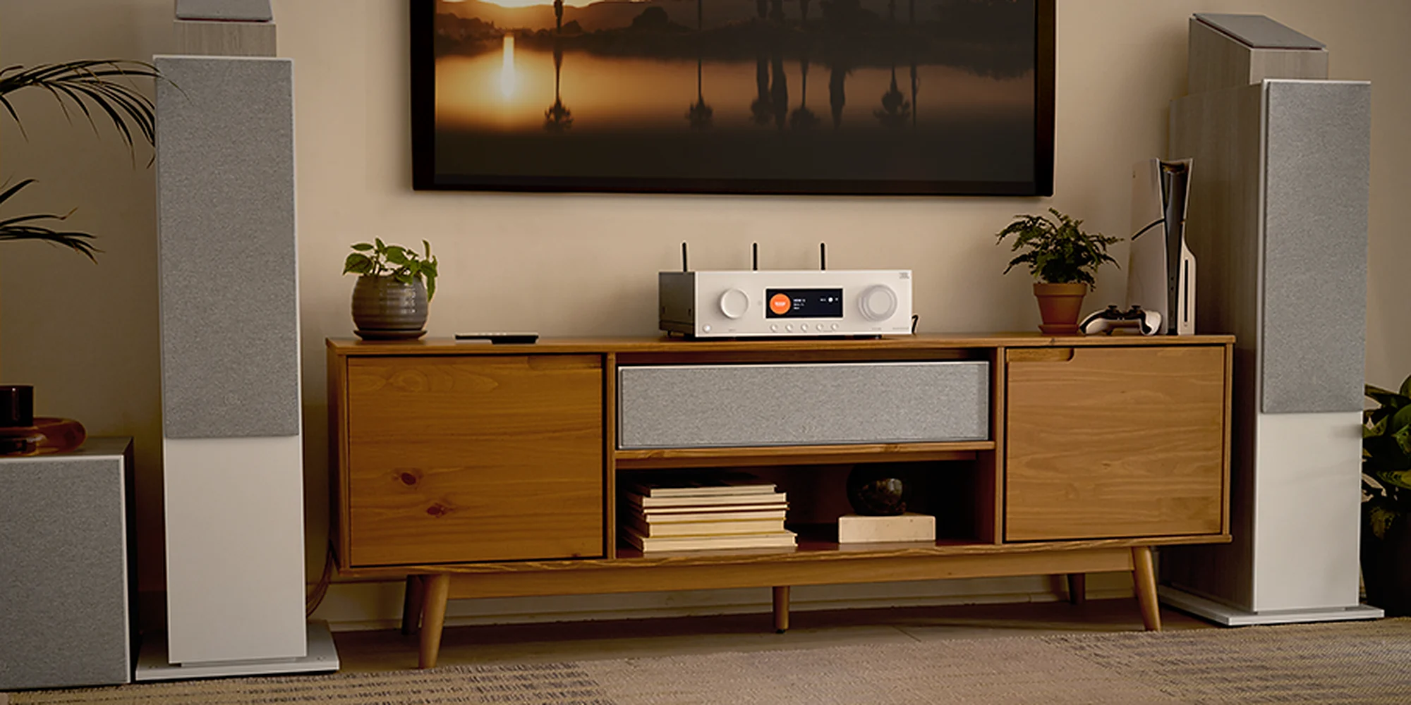 JBL MA9100HP integrado en un living con bafles de piso y central