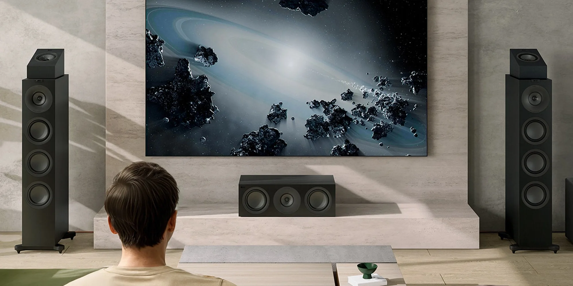 Par de bafles de piso KEF Q11 Meta en un sistema de cine en casa frente al televisor