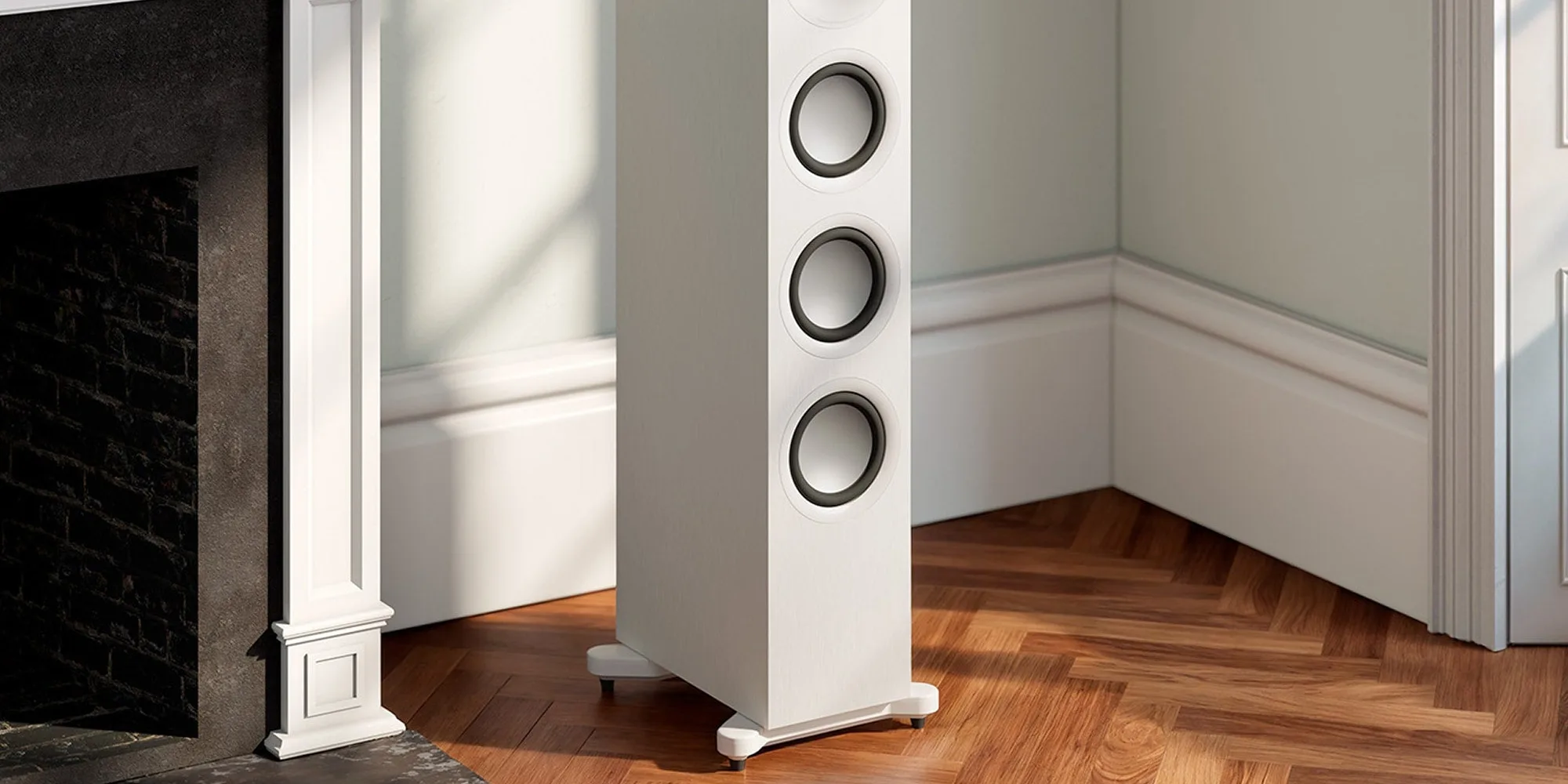 Bafle de piso KEF Q11 Meta con sus tres woofers híbridos en un living