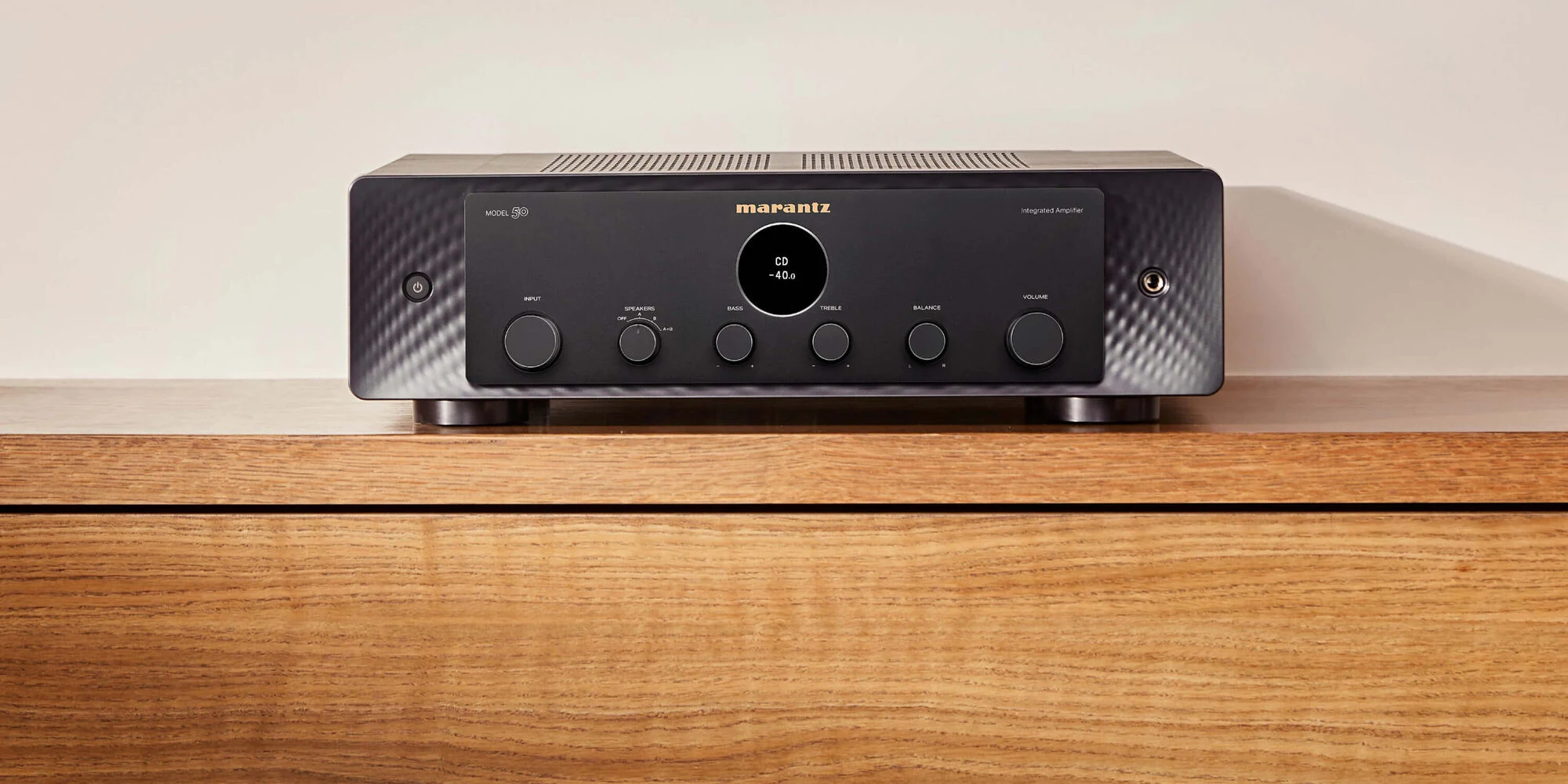 Marantz MODEL 50 vista frontal sobre un estante de madera