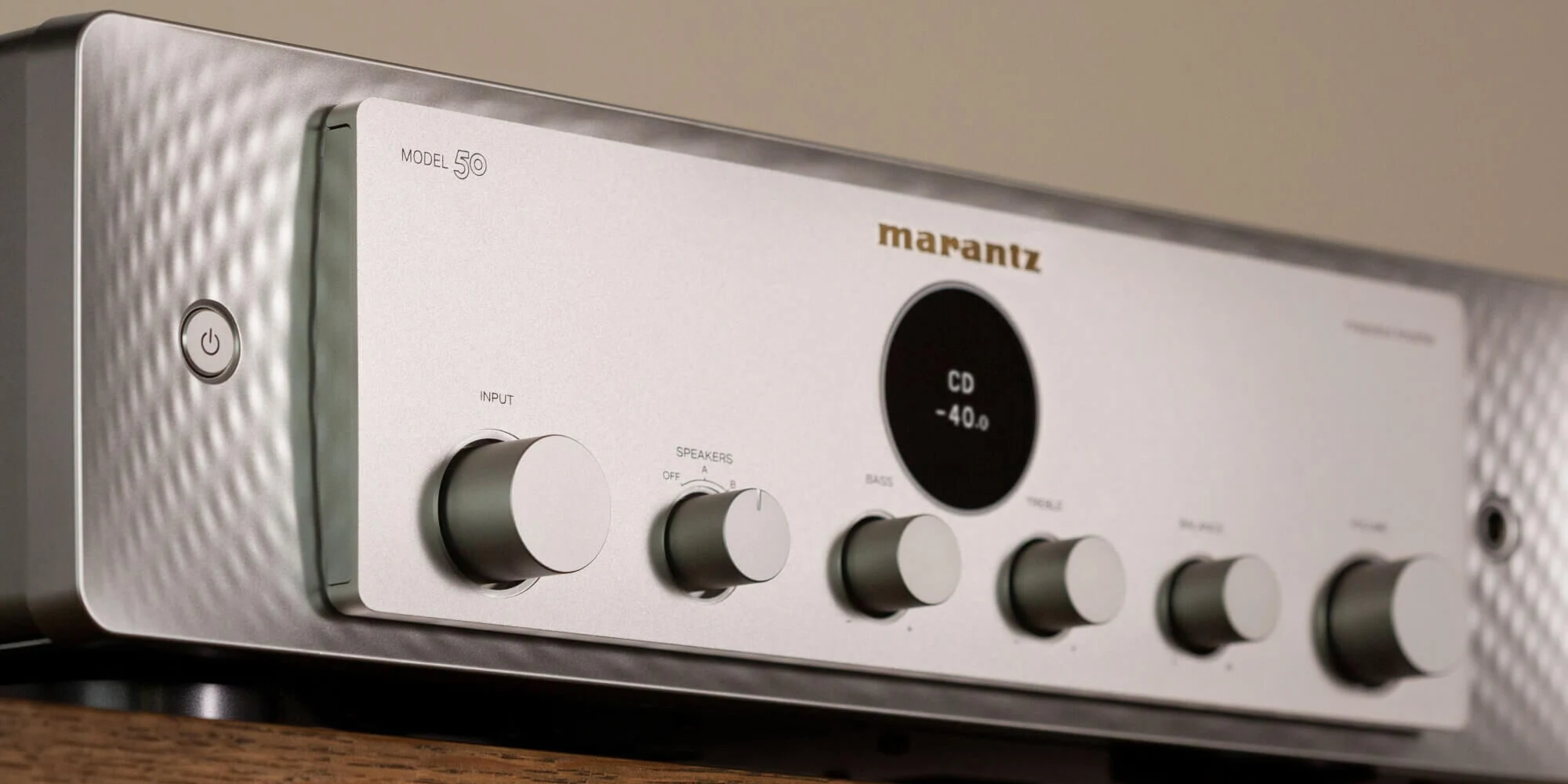 Frente del Marantz MODEL 50 con display circular y perillas de control