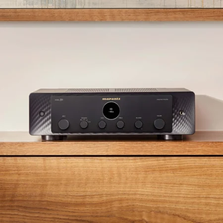 Marantz MODEL 50 sobre un estante de madera