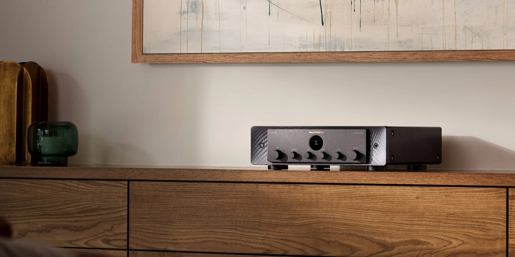 Amplificador integrado Marantz MODEL 50 sobre un mueble de madera en un living