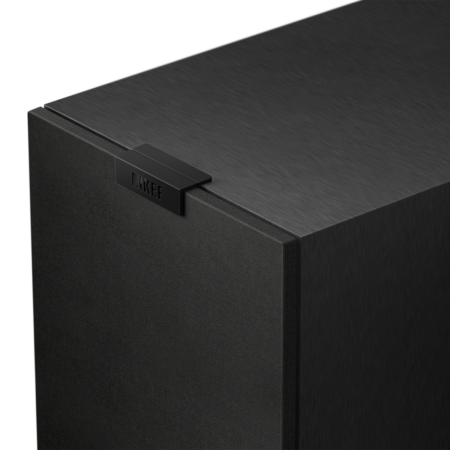 KEF Q11 Meta con rejilla magnética colocada, detalle del gabinete
